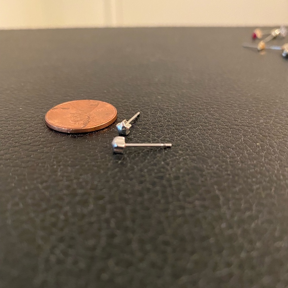 Tiny star studs - Picture 2 of 4